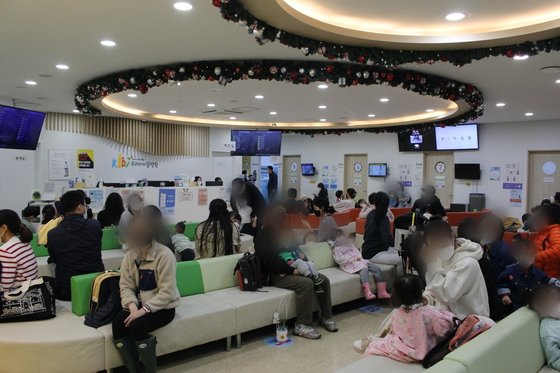지난달 초 서울 성북구의 어린이전문병원인 우리아이들병원에 환자와 보호자들이 진료를 받기 위해 대기하고 있다. 사진 우리아이들병원