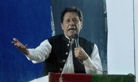 '부패 혐의' 칸 파키스탄 전 총리, 법정 인근서 체포