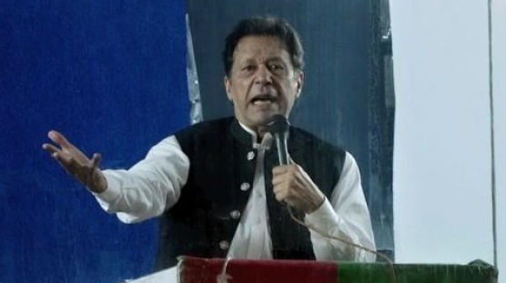 '부패 혐의' 칸 파키스탄 전 총리, 법정 인근서 체포