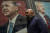 지난 5일(현지시간) 튀르키예 이스탄불에서 한 시민이 레제프 타이이프 에르도안(왼쪽) 선거 벽보와 야권 후보 캐말 클르츠다로을루(오른쪽) 벽보를 지나치고 있다. (AP=연합뉴스