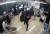 지난해 2월 3일 서울 강남구 논현동 사무실에서 피의자들이 피해자들을 둔기로 폭행하는 모습. 사진 서울경찰청 강력범죄수사대