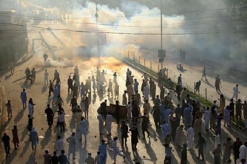 "조기총선하라" 파키스탄 전 총리 체포에 폭력시위 격화