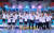 두산 윤경신 감독(앞줄 가운데)과 선수들이 9일 열린 SK핸드볼 코리아리그 챔프전 3차전 승리로 통합 8연패를 달성한 뒤 시상식에서 우승 세리머니를 하고 있다. [연합뉴스]