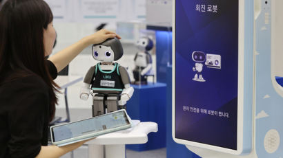 [사진] 어린이 환자 치료하는 로봇