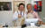 이재명 더불어민주당 대표가 10일 경남 양산 평산책방을 찾아 봉사를 마친 뒤 문재인 전 대통령과 기념사진을 찍고 있다. 송봉근 기자