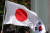 지난 10일 오후 서울 종로구 옛 일본대사관 인근에서 제1,595차 일본군성노예제 문제해결을 위한 정기 수요시위를 반대하는 단체 회원이 일장기와 태극기를 들고 있다. 뉴스1