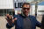 조지 산토스(가운데) 미 연방하원의원이 10일 미국 뉴욕 연방법원을 나서고 있다. 그의 뒤로 '거짓말(LIES)'이라고 적힌 팻말이 보인다. 로이터=연합뉴스