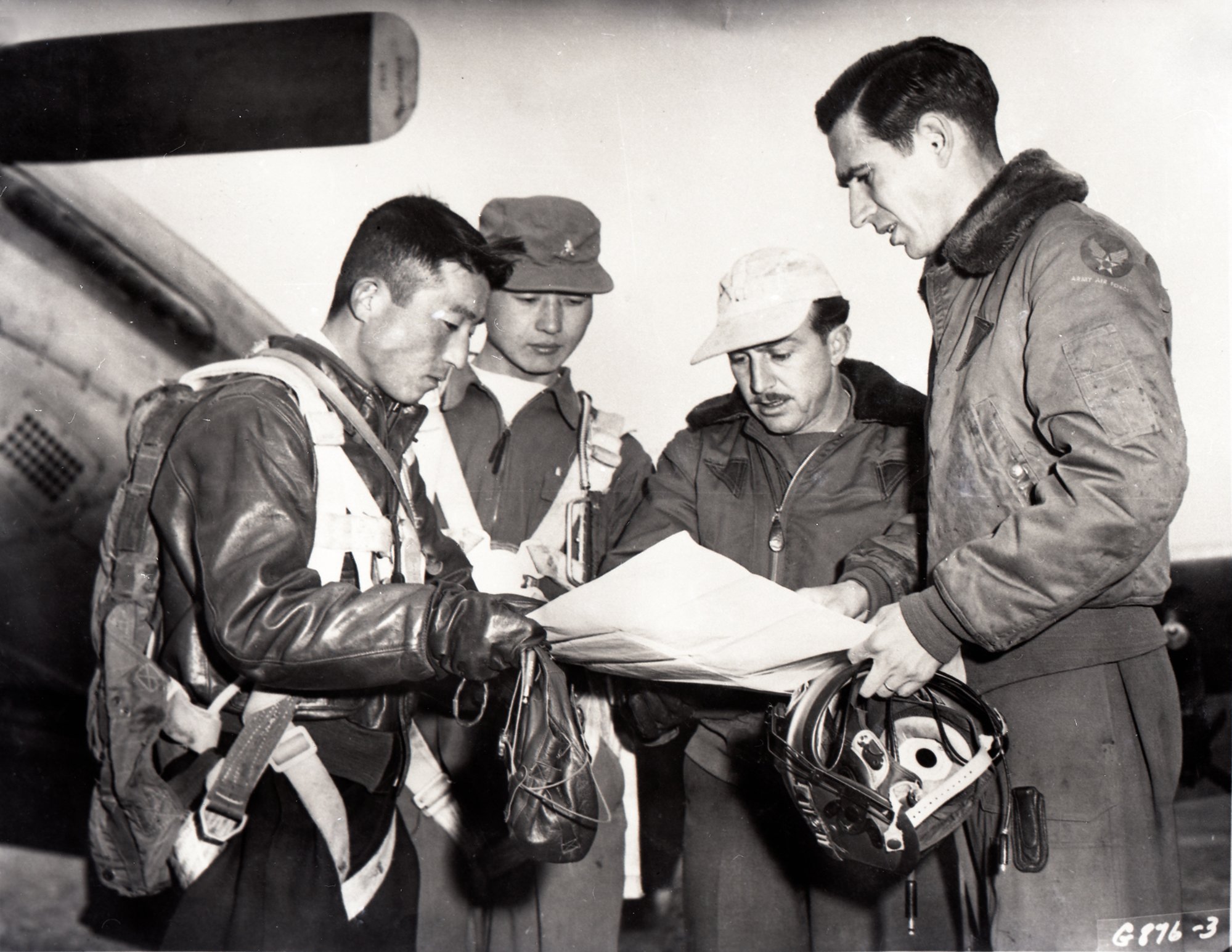 딘 헤스 대령(오른쪽)을 비롯한 한미 조종사들이 전투 출격 임무에 나서기 전 작전지도를 보며 논의하는 모습. 사진 공군