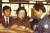 1976년 김순일 여사(가운데)가 직원들과 자재 검수를 하고 있다. 사진 SPC그룹