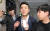가상자산 보유 논란이 계속되고 있는 김남국 더불어민주당 의원이 지난 9일 오후 서울 여의도 국회 의원회관 의원실에서 나와 취재진의 질문을 받으며 이동하고 있는 모습. 뉴스1