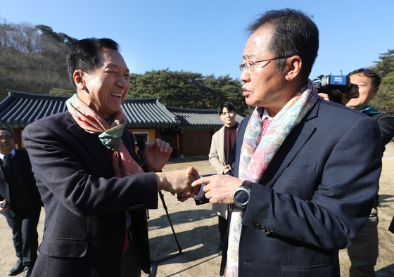 홍준표 대구시장과 김기현 국민의힘 대표가 2020년 2월 14일 오전 경남 양산시 통도사를 방문해 인사하고 있다. 
