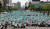대한간호협회 간호사들이 12일 오후 서울 동화면세점 앞 세종대로에서 열린 국제간호사의 날 기념 집회에서 피켓을 들고 간호법 제정을 촉구하고 있다. 뉴스1
