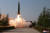 ‘북한판 이스칸데르’로 추정되는 발사체가 이동식 발사차량(TEL)에서 공중으로 치솟고 있는 모습. 조선중앙통신=연합뉴스