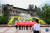 사망·실종자가 약 8만7000명에 달했던 중국 쓰촨(四川) 대지진이 올해 15주년(2008년 5월 12일)을 맞았다. 지진을 잊지 않겠다는 의미로 멈춰있는 시계 모형 앞에서 사진을 찍는 관광객들. 모형 뒤로 무너져내린 건물이 보인다. 신화사 홈페이지 캡처 
