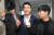 김남국 더불어민주당 의원이 9일 저녁 서울 여의도 국회 의원회관 의원실에서 나와 취재진의 질문을 받으며 이동하고 있다. 뉴스1