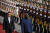 2019년 10월 리커창(왼쪽) 중국 총리와 마나세 소가바레 솔로몬제도 총리가 중국 베이징의 인민대회당에서 열린 환영식에서 의장대를 사열하고 있다. AP=연합뉴스