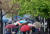 지난 5일 강원 양구군 서천 레포츠공원에서 열린 '2023 양구 곰취축제'에서 우산과 우의 차림의 가족 단위 탐방객들이 궂은 날씨에도 휴일을 즐기고 있다. 연합뉴스