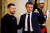 에마뉘엘 마크롱 프랑스 대통령(오른쪽)이 14일 프랑스 파리 엘리제궁에서 볼로디미르 젤렌스키 우크라이나 대통령을 환영하고 있다. 로이터=연합뉴스