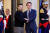 볼로디미르 젤렌스키 우크라이나 대통령(왼쪽)이 지난 14일 프랑스 파리 엘리제궁에 도착해 에마뉘엘 마크롱 대통령의 환영을 받고 있다. AFP=연합뉴스