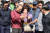 이명박 전 대통령이 15일 오전 청계천을 걷기 전 한 지지자와 셀카를 찍고 있다. 강정현 기자