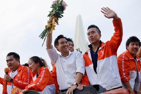 [사진] 태국 총선, 민심은 ‘MZ영웅’ 피타 택했다