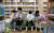 지난 2일 대전 중구 보성초등학교에서 늘봄 전담사 이은순 씨(왼쪽 두 번째)가 일찍 등교한 학생들과 책을 읽고 있다. 연합뉴스