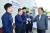 김준 SK이노베이션 부회장(오른쪽)이 15일 대전 IEST를 방문했다. [사진 SK이노베이션]