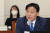 김영진 더불어민주당 의원이 지난해 12월 1일 국회 환경노동위원회 전체회의에서 의사진행발언을 하고 있다. 연합뉴스