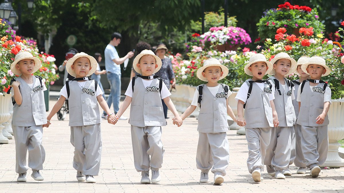 동자승들이 경기도 용인 에 버랜드 장미원에서 즐거운 시간을 보내고 있다. 뉴스1