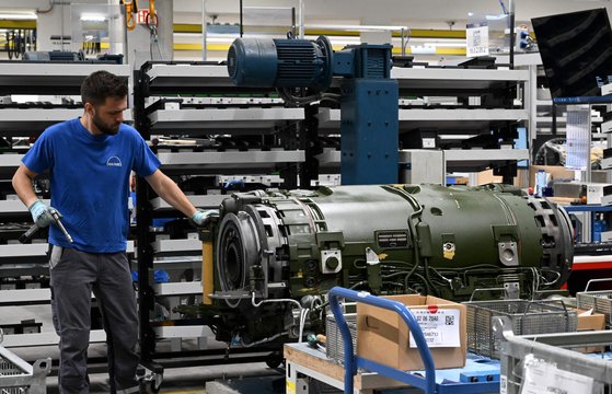 Un trabajador calificado trabaja en el ensamblaje en una planta de fabricación en Augsburgo, Alemania, el 8 de mayo.  AFP = Noticias Yonhap