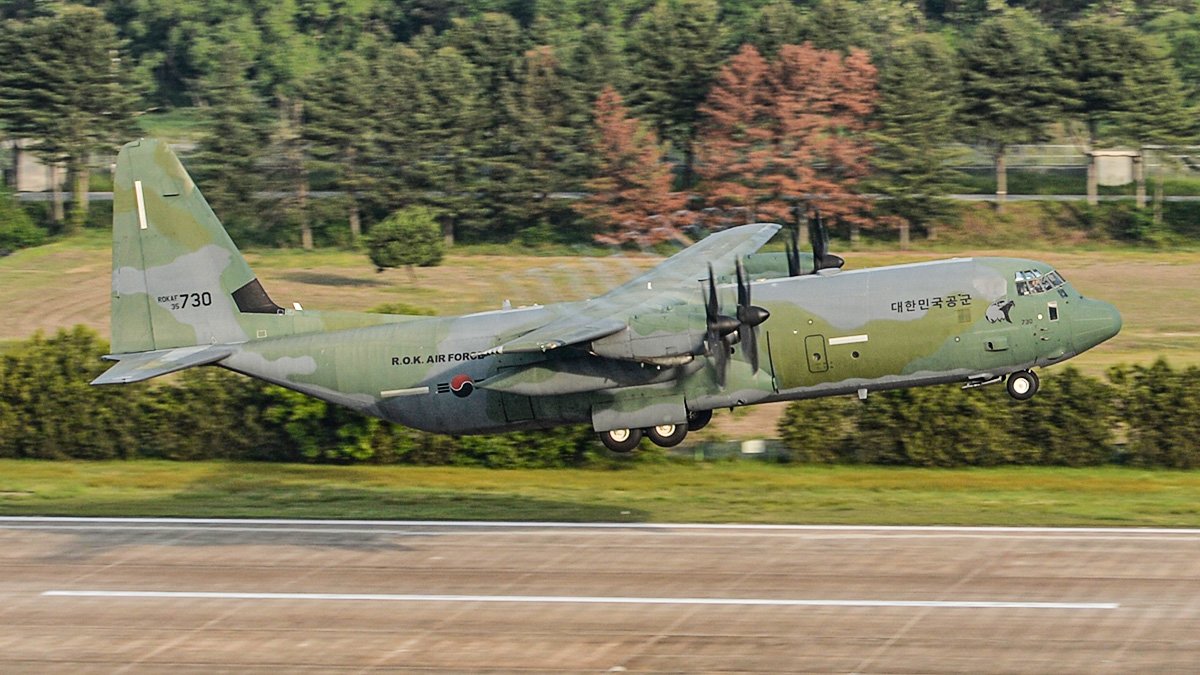 C-130 수송기가 말레이시아를 향해 원주기지에서 이륙하고 있다. 사진 공군