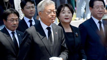 文, 퇴임 후 첫 5·18 참배…"대한민국 민주주의 5·18에 큰 빚"