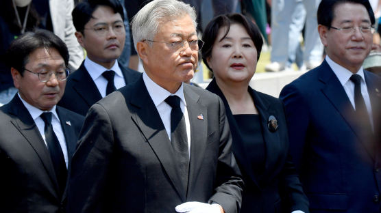 文, 퇴임 후 첫 5·18 참배…"대한민국 민주주의 5·18에 큰 빚"