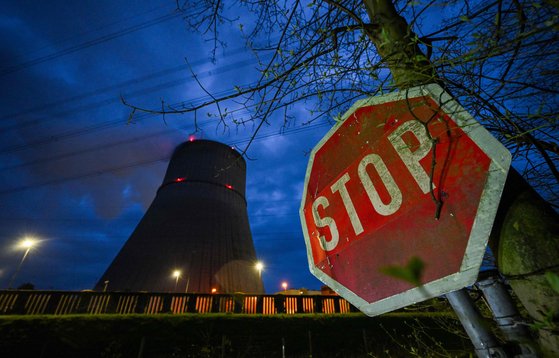 Una planta de energía nuclear en Amsland, Alemania Occidental, el 10 del mes pasado.  Es una de las últimas tres plantas de energía nuclear en Alemania que se cerró recientemente.  AFP = Noticias Yonhap