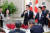 윤석열 대통령과 방한한 쥐스탱 트뤼도 캐나다 총리가 17일 청와대 영빈관에서 열린 공식 만찬에서 건배하고 있다. 연합뉴스