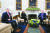 조 바이든 미국 대통령은 부채 한도 협상을 이유로 인도태평양 지역 순방 일정을 취소했다. 사진은 지난 16일 바이든 대통령이 캐빈 매카시(왼쪽) 미 하원의장과 부채 한도 상향 문제를 논의하는 모습. AFP=연합뉴스