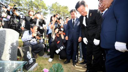 문 전 대통령·민주당 “5·18, 헌법에 담는 개헌을”