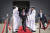 리시 수낵 영국 총리가 일본 히로시마에서 열리는 G7 정상회의 전날인 18일 요코스카 기지에서 이즈모함을 시찰한 뒤 하선하고 있다. AP=연합뉴스