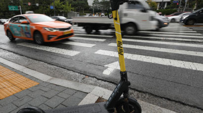 무면허로 킥보드 같이 탄 고교생 2명, 택시와 '쾅'…1명 사망