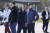 조 바이든 미국 대통령이 17일 일본으로 가는 도중 중간 급유지인 알래스카 앵커리지에서 에어포스원에서 잠시 내렸다. 왼쪽은 손녀 메이지 바이든. [AP=연합뉴스]