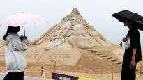 [포토타임] 백사장이 모래 조각 미술관으로 변신... 하루 앞둔 해운대 모래축제