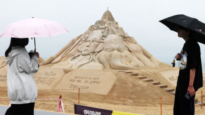 [포토타임] 백사장이 모래 조각 미술관으로 변신... 하루 앞둔 해운대 모래축제