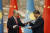 시진핑 중국 국가주석(오른쪽)과 카심-조마르트 토카예프 카자흐스탄 대통령이 지난 17일(현지시간) 중국 시안에서 만난 모습. 중국과 중앙아시아 5개국 정상들은 18일 시안에서 정상회담을 가졌다. EPA=연합뉴스