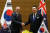 주요 7개국(G7) 정상회의 참석차 일본을 방문한 윤석열 대통령과 앤서니 앨버니지 호주 총리가 19일 히로시마 한 호텔에서 열린 한-호주 정상회담에서 악수하고 있다. 공동취재