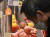 지난 3월 29일 서울 동대문구 청량리청과물시장의 한 상점을 찾은 시민이 과일을 구매하고 있다. [연합뉴스]