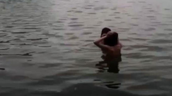 '하노이 명소' 호수에 뛰어든 남성 2명…목욕하다 벌금 물었다