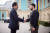 지난 3월 21일 우크라이나 키이우를 방문한 기시다 후미오 일본 총리가 볼로디미르 젤렌스키 대통령과 악수하고 있다. AFP=연합뉴스