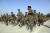 지난 1월 석달 동안 교육을 마친 아프간 육군 장병이 수료 기념 열병식에서 행진하고 있다. 행진하는 장병 마다 팔과 다리가 제각각 따로 움직인다. AP=연합뉴스