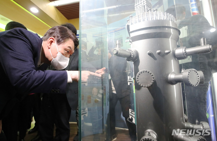 윤석열 대통령이 후보 시절이던 2021년 11월 대전의 한국원자력연구원을 방문해 SMR 모형을 살펴보고 있다. 뉴시스