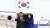 주요 7개국(G7) 정상회의에 참석하는 윤석열 대통령과 김건희 여사가 19일 일본 히로시마공항에 도착, 공군 1호기에서 내리며 영접인사들에게 손을 들어 인사하고 있다. 연합뉴스